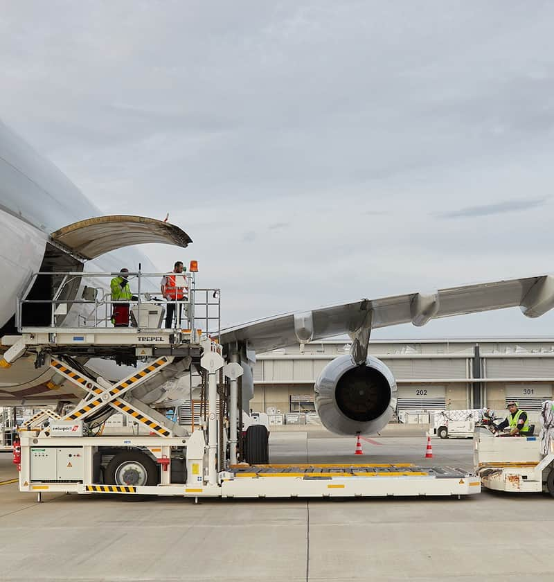 大型旅客機のローディング作業